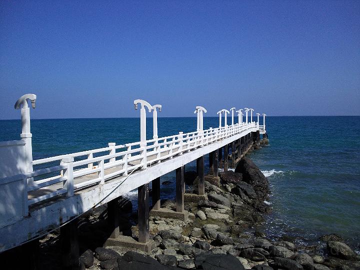 Foto0014a.jpg - Der Pfad durchs Gebüsch, vorbei an einem Pavillon, zur Hotel-Jetty hat etwas von 'Myst'