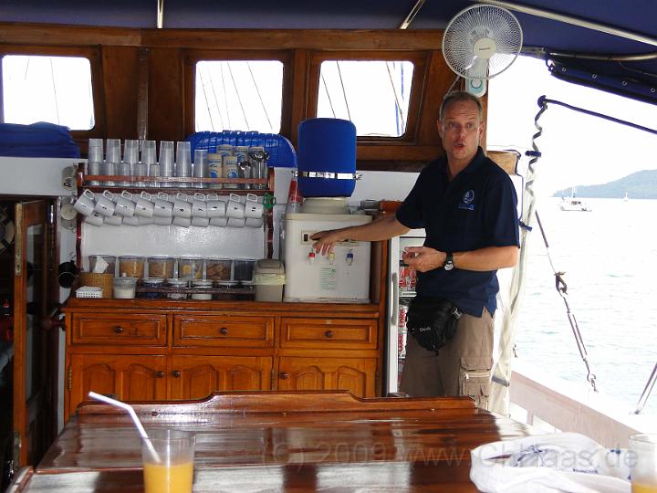 DSC01367.jpg - Hans, Diveguide und Cruisedirector, erklärt das wichtigste Gerät an Bord: den Wasserspender.