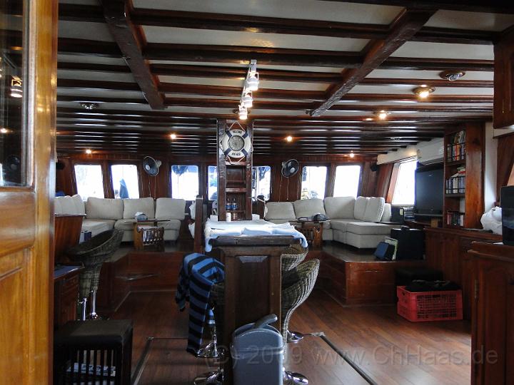 DSC01376.jpg - ein Schiff komplett aus Holz. Ein Blick ins Innere - die Lounge.