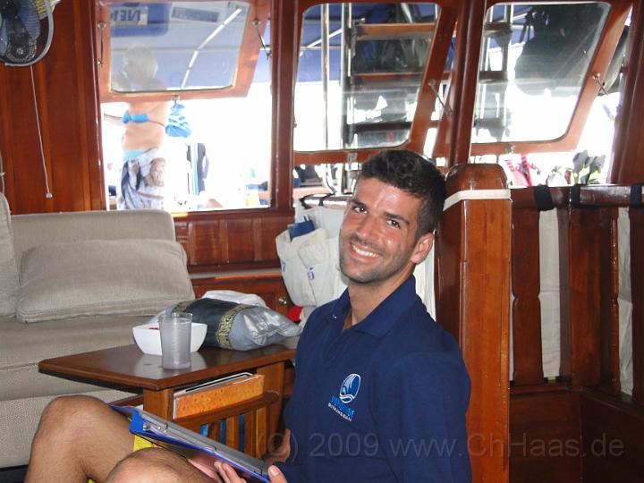 DSC01885.jpg - Diveguide Yago, seines Zeichens Spanier