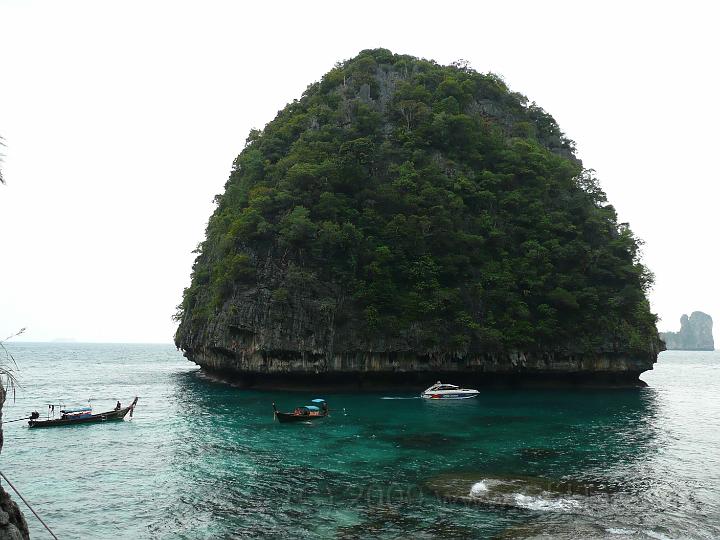 P1010281.jpg - wenn man hinter der Maya Bay durchs Dickicht stapft, stößt man an einer Felswand auf einen Durchbruch und erblickt dieses 'Ei'-land.