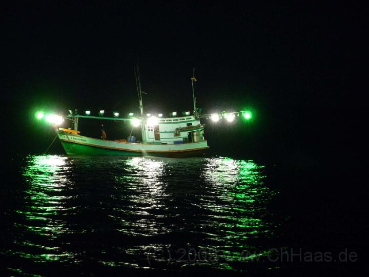 P1020758.jpg - nächtliche Rückfahrt - die Fischer hier fischen mit Licht