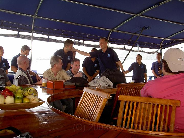 PICT5698.jpg - der Empfang mit Vorstellung der Crew. 14 Gäste und 12 Crewmember