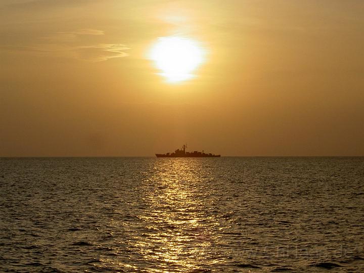 shipset.jpg - Während der Überfahrt zu den Similan Inseln: wie idyllisch - Kriegsschiff vor untergehender Sonne. Irgendwie erinnert mich das an Bikini.
